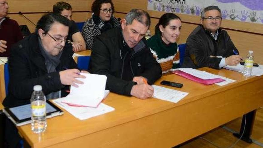 Fervenza (dcha.) junto a Sheila Fernández y ediles del PP en el pleno. // G.N.