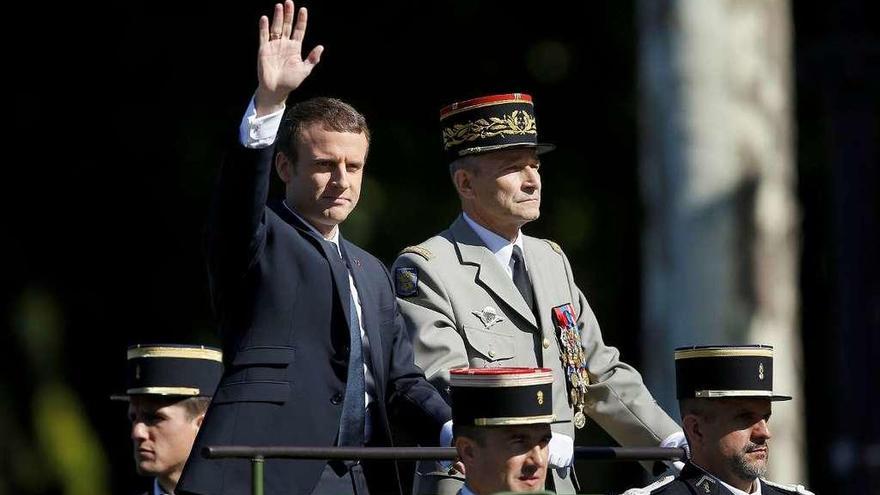 Macron y De Villiers, en el desfile militar de la fiesta del 14 de Julio, celebrado el pasado viernes. // Reuters