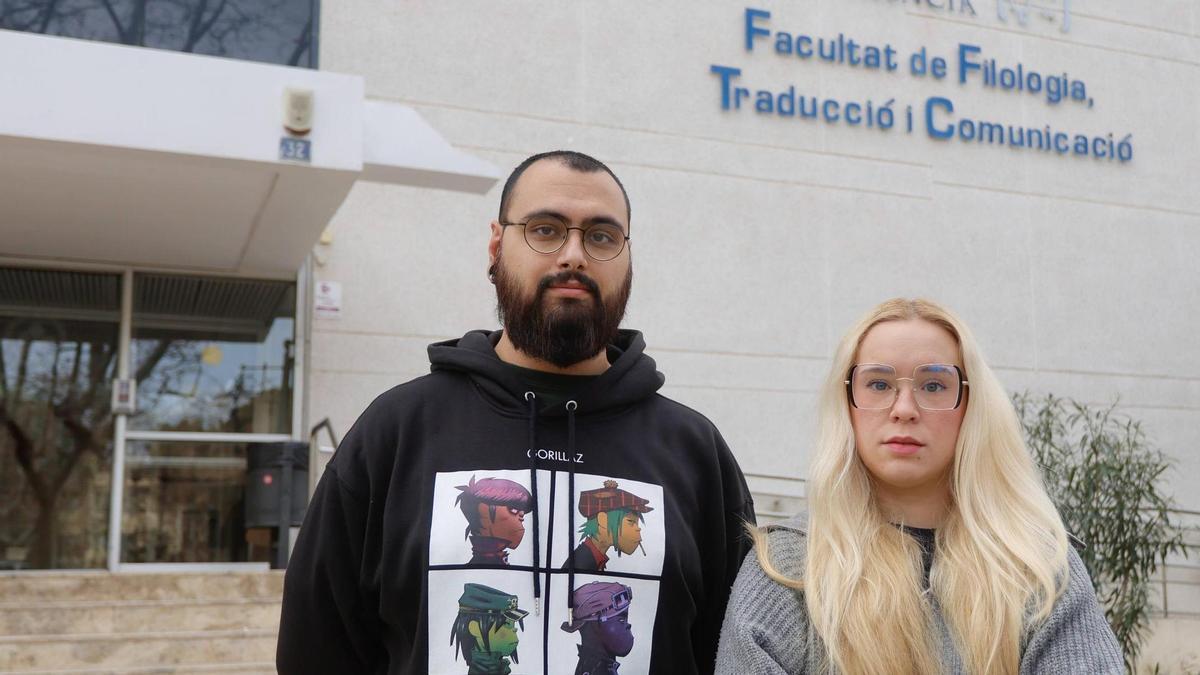 Sergi Camarena y Gal·la Martí, dos filólogos catalanes, frente a la facultad de Filología de la UV.