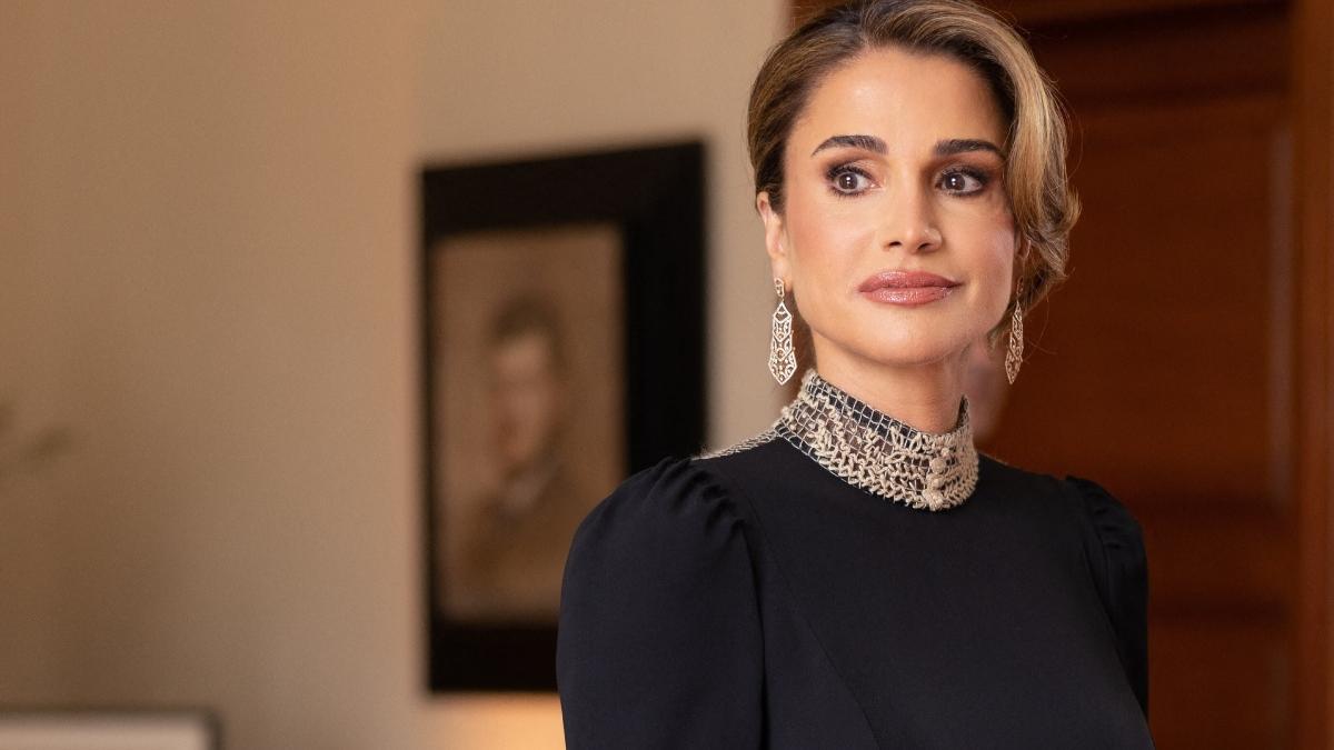 Rania de Jordania, elegancia máxima de negro en la boda de su hijo