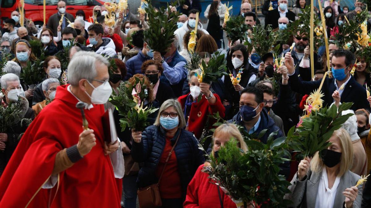 La mascarilla, la única diferencia con el inicio de la Semana Santa precovid