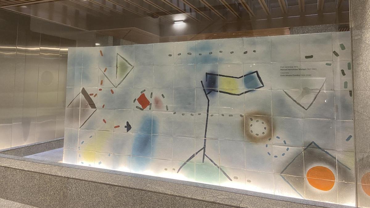 Mural a dos caras de Manuel Hernández Mompó, con la colaboración del ceramista Enric Mestre.
