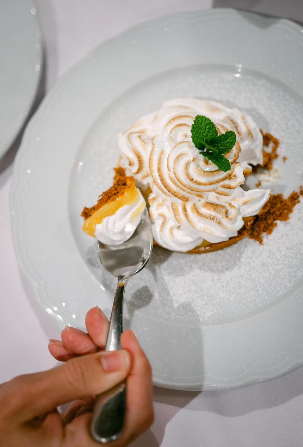 Tarta de limón con galleta y merengue.