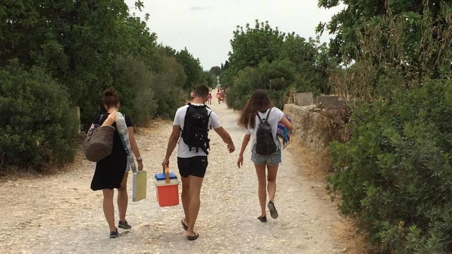 Bañistas en dirección a la famosa playa de Cala Varques, el pasado verano.