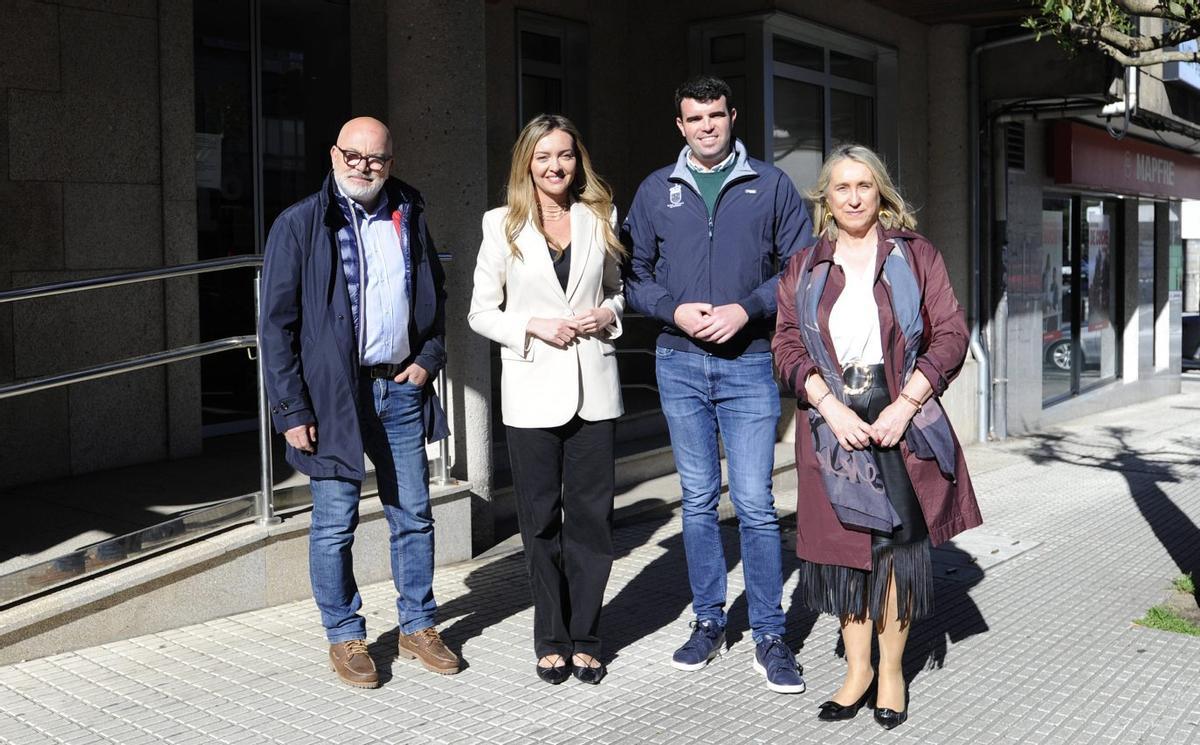 Óscar Durán, Fabiola García, Gonzalo Louzao y Amalia Goldar, ante el antiguo juzgado de A Estrada | BERNABÉ/JAVIER LALÍN