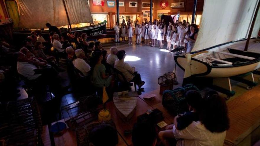 Asistentes a la actuación del coro «Los Peques de El León de Oro» celebrada ayer en el Museo Marítimo.