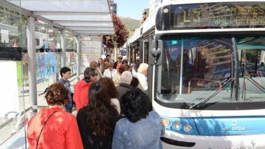 Usuarios de Emutsa, en la parada de la calle Manuel Llaneza.