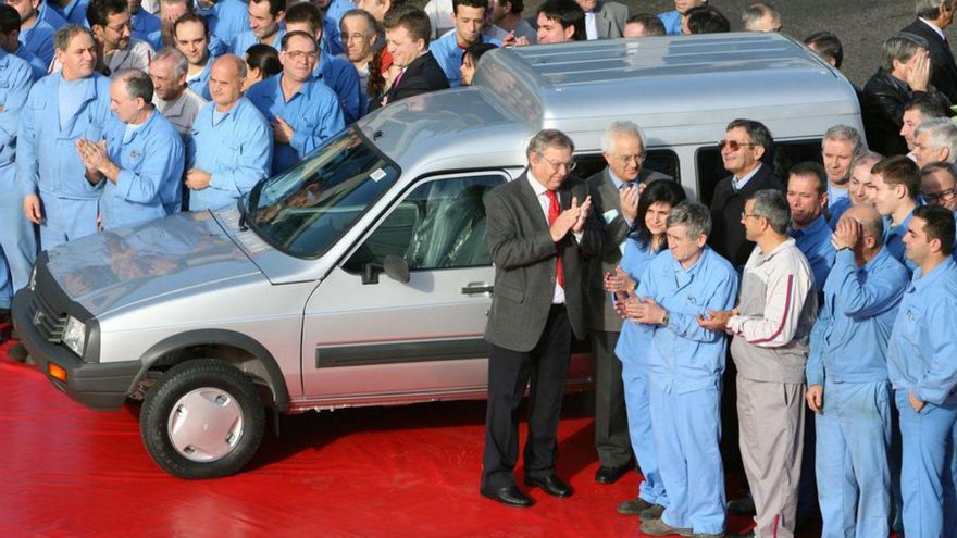 La última C15 se fabricó en diciembre de 2005. En la imagen, Javier Riera con otros directivos y trabajadores de Balaídos. | // RICARDO GROBAS