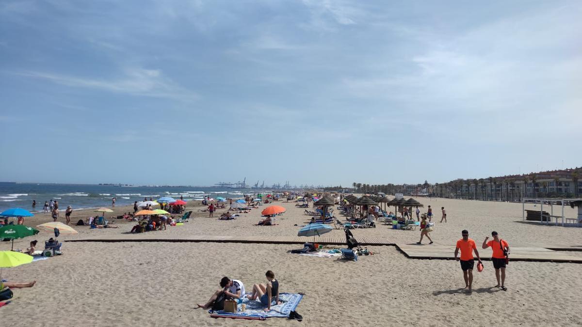 La playa de la Patacona ya está partir del 1 de junio con todos los servicios a pleno rendimiento.