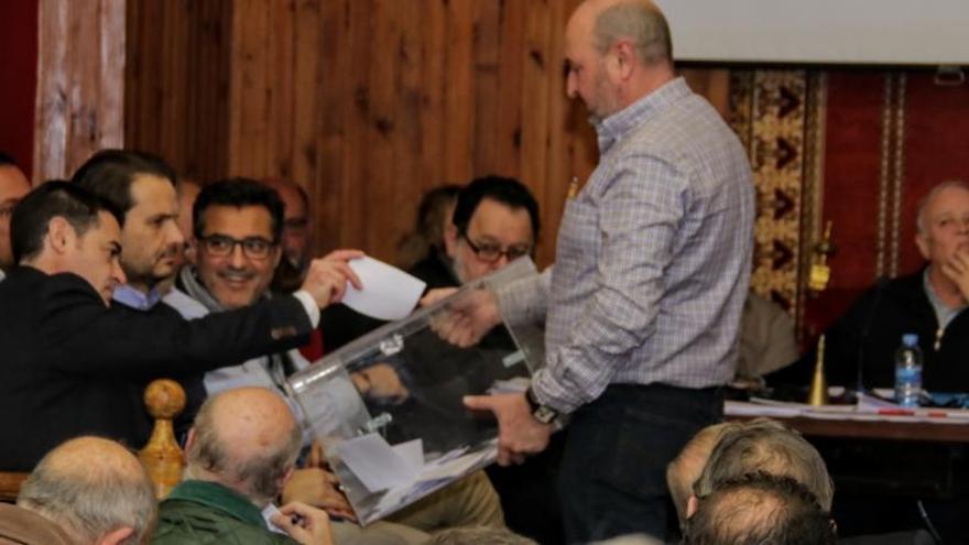 La asamblea de anoche en el Casal estuvo protagonizada por las votaciones.