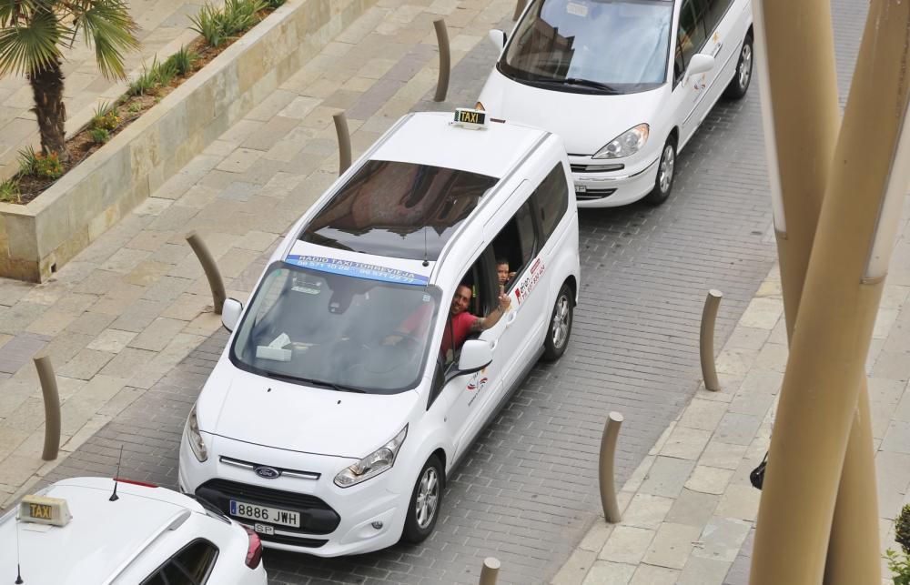 Los más de 80 taxis que trabajan en Torrevieja han parado de 9.00 a 12.00 y han realizado servicios mínimos gratuitos al Hospital y centros de salud