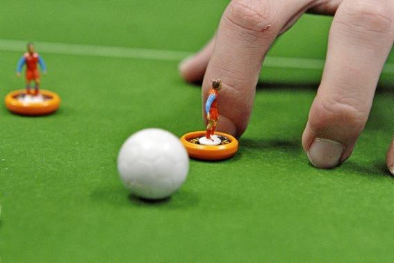 Eine ruhige Hand ist beim Subbuteo gefragt.