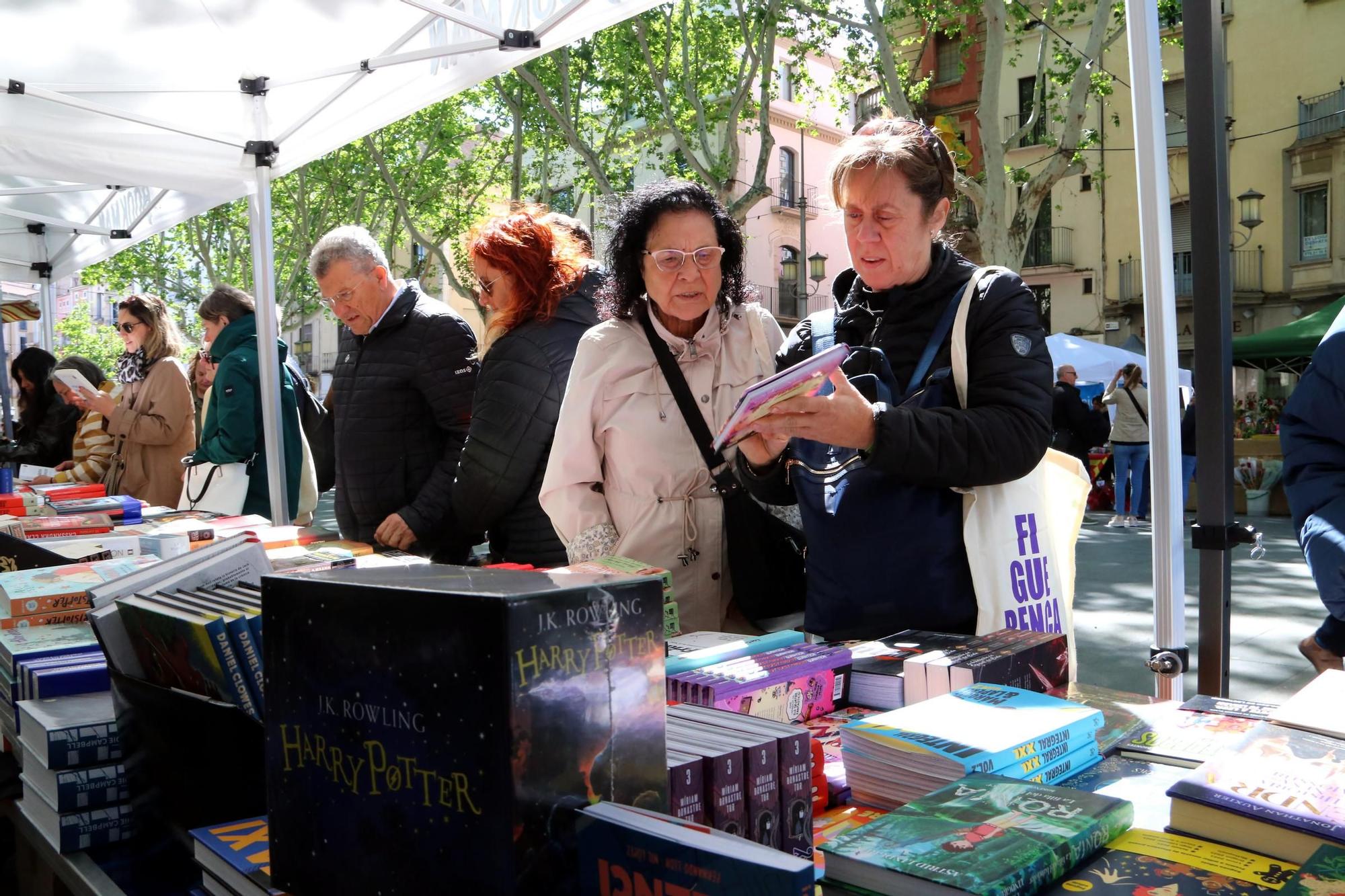 La Rambla de Figueres plena de llibres i roses en un Sant Jordi marcat pel vent