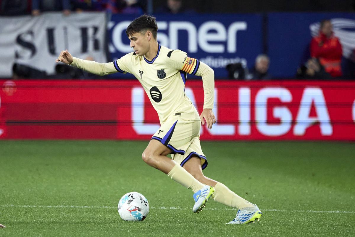 Pedri, luciendo el brazalete de capitán frente a Osasuna