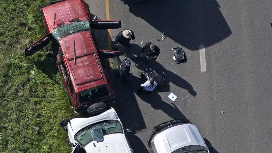 El coche del sospechoso, rodeado de vehículos policiales. // Reuters