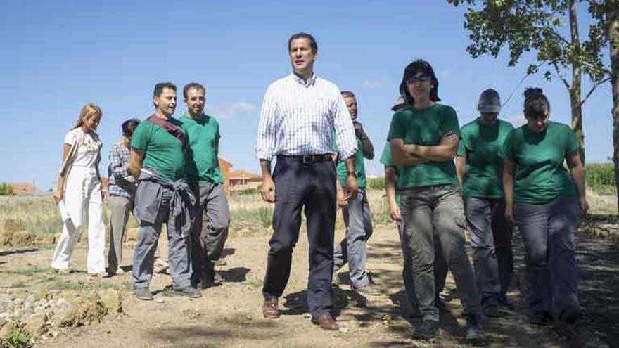 El delegado territorial de la Junta en Zamora, Alberto Castro, visita a los alumnos de un taller de empleo en jardinería organizado en San Cristóbal de Entreviñas en el año 2014.