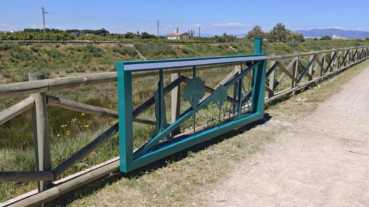 Puerta automatizada instalada en el camino junto al Carraixet.