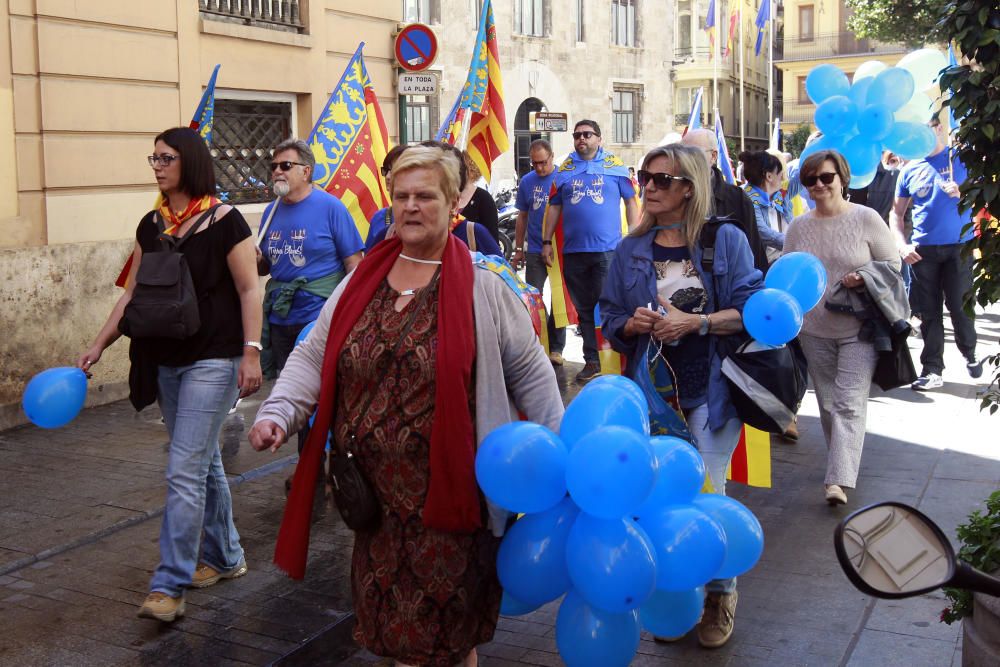 Reivindicación de Som Valencians ante las Torres de Serranos