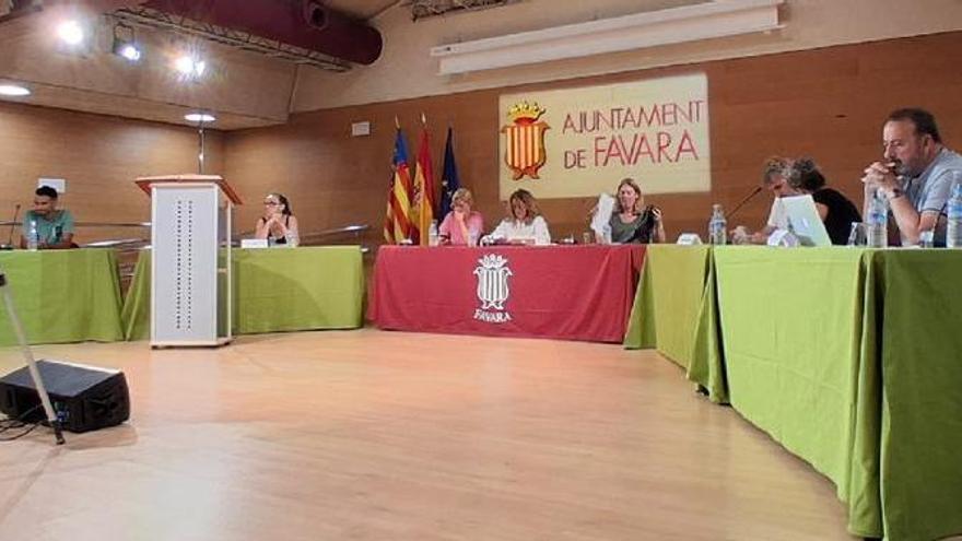 La crispación persiste en Favara en el primer pleno en siete meses: la alcaldesa impide despedirse a los ediles de Compromís