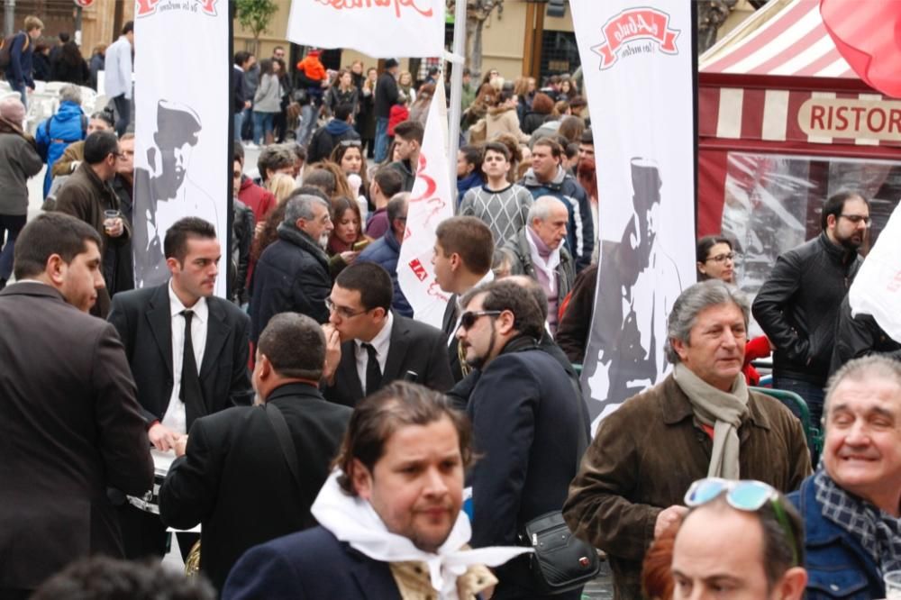 Reparto de pasteles de carne en la plaza del Romea