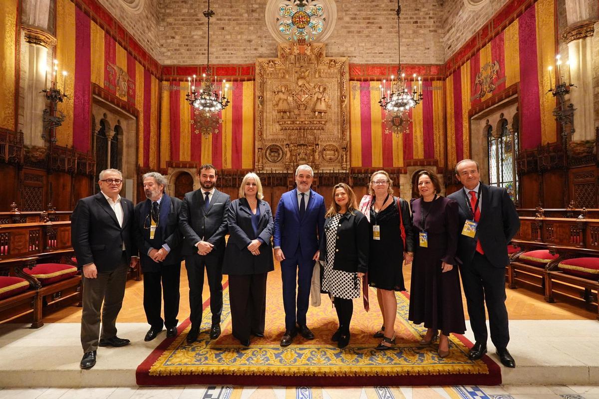 El alcalde Jaume Collboni con la presidenta de Andema, Rosa Tous, su director general, Gerard Guiu, y otros miembros de la junta