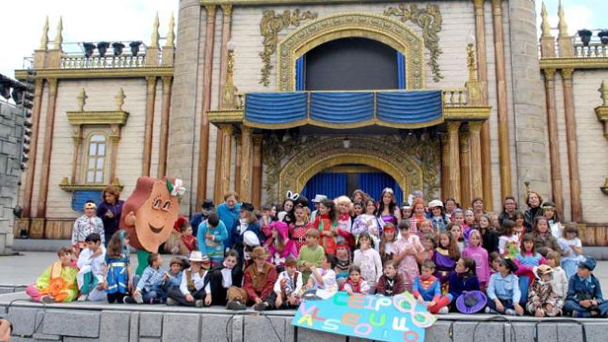 Los alumnos del CEIP Valsequillo posaron ayer en el escenario junto al profesorado y a la Reina del Carnaval 2013.  | santi blanco