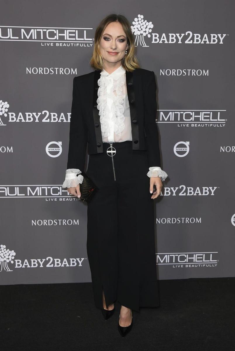 Olivia Wilde con traje de Givenchy en la gala Baby2Baby