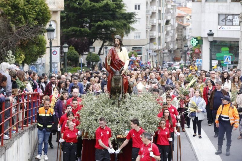 "La Borriquita" congrega a niños, abuelos y padres en Vigo. // R. Grobas | E. Villanueva