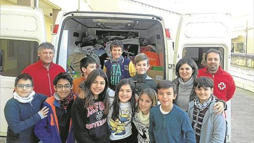 Entrega de juguetes a Cruz Roja en el colegio Alba Plata