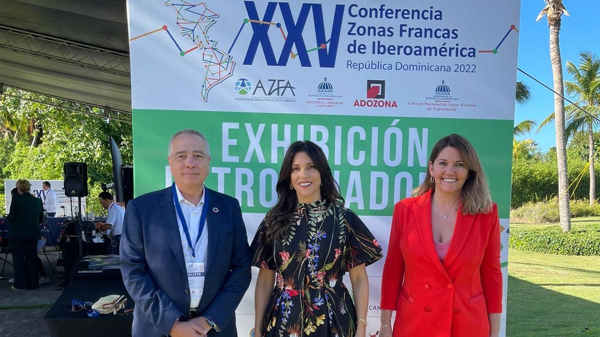 El delegado especial del Estado en el CZFB, Pere Navarro, la directora general, Blanca Sorigué, y la presidenta de la AZFA, Claudia Pellerano en la edición anterior de la Conferencia..