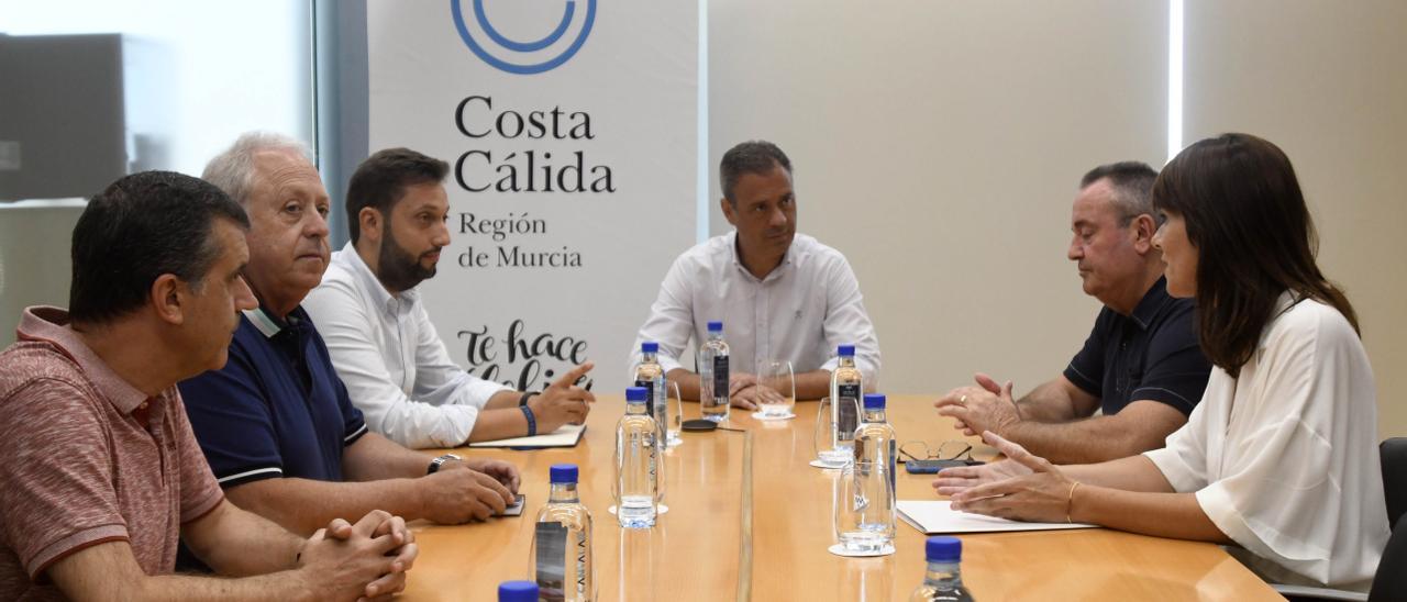 El consejero de Presidencia y Turismo, Marcos Ortuño, con los secretarios de CCOO y UGT