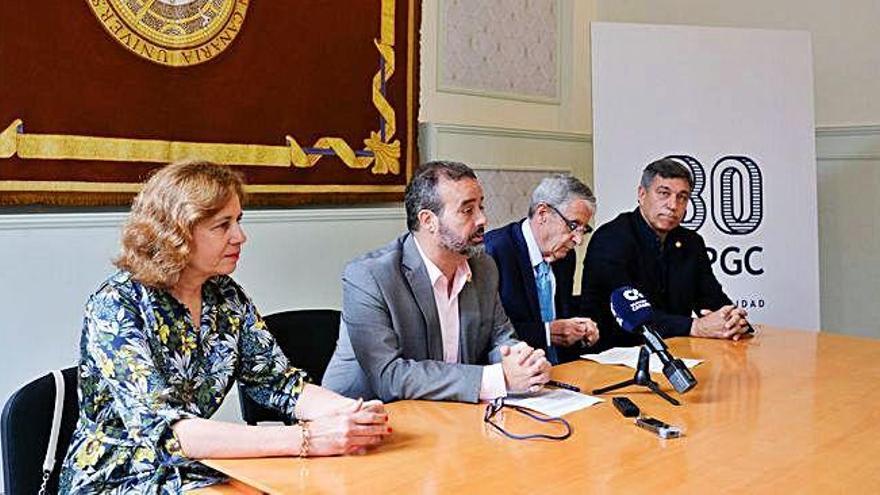 De izquierda a derecha, Beatriz Muñoz, Rafael Robaina, Juan Salvador León y Antonio Fernández, ayer en la sede institucional de la ULPGC.