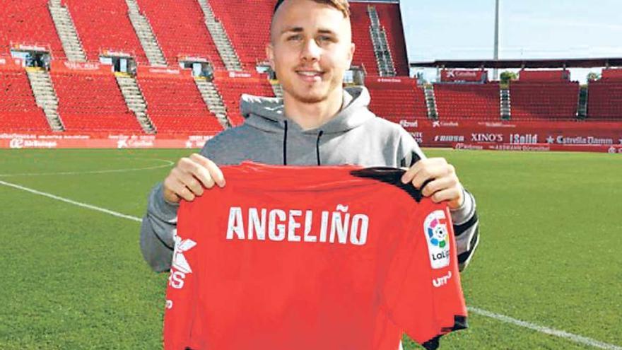 Angeliño posa ayer en Son Moix con la camiseta del Mallorca después de firmar su cesión.