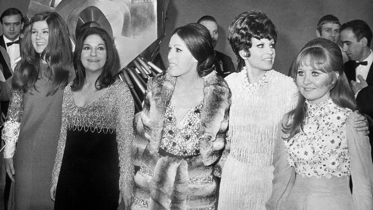 Massiel posa junto a las cuatro ganadoras de Eurovisión 1969.