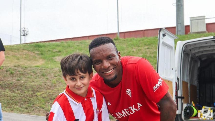 El Sporting hace posible el sueño del pequeño Nico: "Quiero ser delantero"