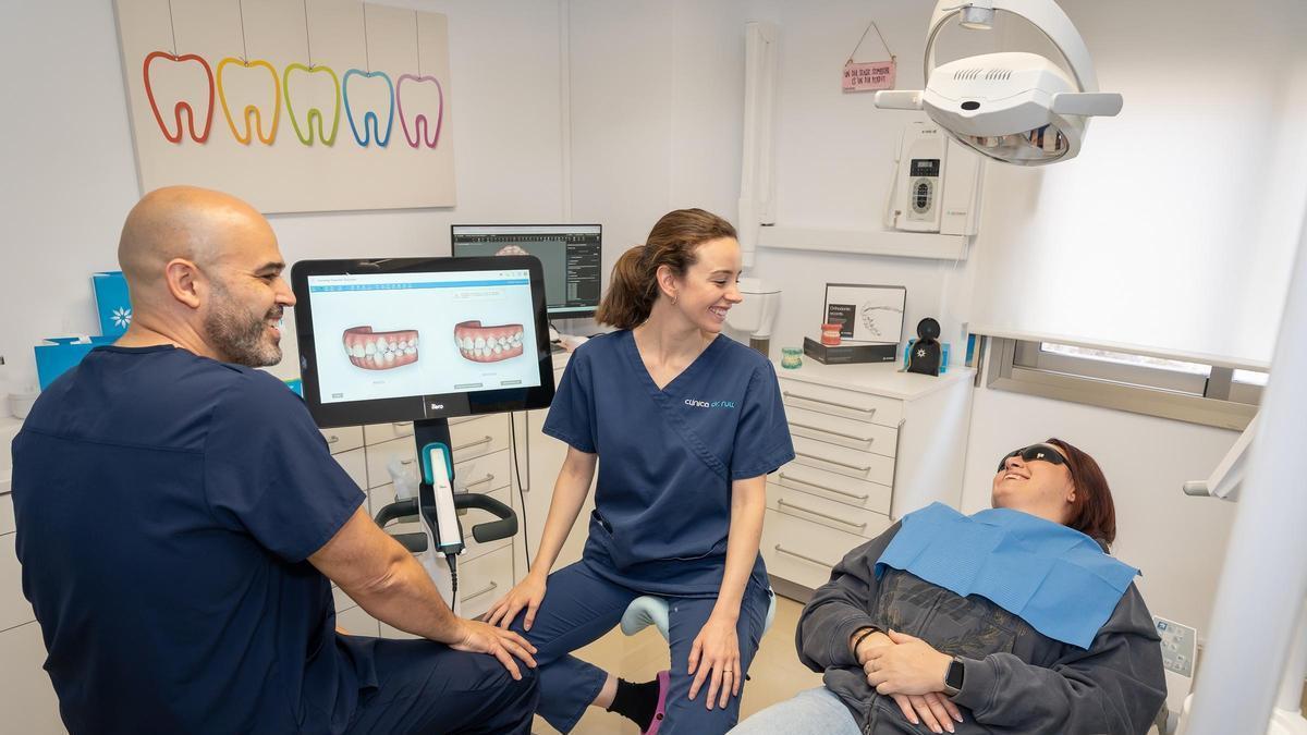 El doctor José Luis Rull y la ortodoncista María Fernández Cardona Rivera junto a una paciente en una consulta de planificación digital.