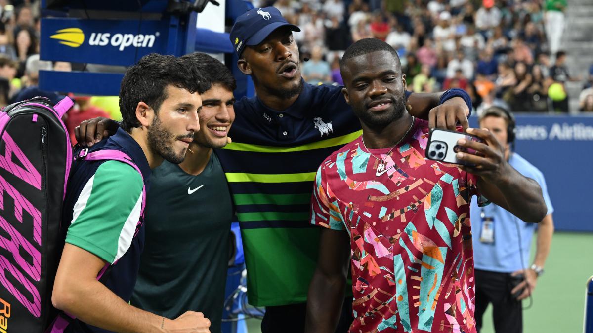 Fotografía cedida por Pete Staples/USTA, que muestra de izquierda a derecha a Sebastián Yatra, Carlos Alcaraz, Jimmy Butler y Frances Tiafoe, tras participar hoy en la exhibición "Stars of the Open" en las jornadas previas del Abierto de Estados Unidos en Flushing (EE.UU.). El cantante colombiano Sebastián Yatra dejó por un día los escenarios y los micrófonos para unirse este miércoles como pareja de dobles al tenista español Carlos Alcaraz, con quien brilló en un partido de exhibición en las actividades previas del Abierto de Estados Unidos