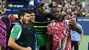 Fotografía cedida por Pete Staples/USTA, que muestra de izquierda a derecha a Sebastián Yatra, Carlos Alcaraz, Jimmy Butler y Frances Tiafoe, tras participar hoy en la exhibición Stars of the Open en las jornadas previas del Abierto de Estados Unidos en Flushing (EE.UU.). El cantante colombiano Sebastián Yatra dejó por un día los escenarios y los micrófonos para unirse este miércoles como pareja de dobles al tenista español Carlos Alcaraz, con quien brilló en un partido de exhibición en las actividades previas del Abierto de Estados Unidos