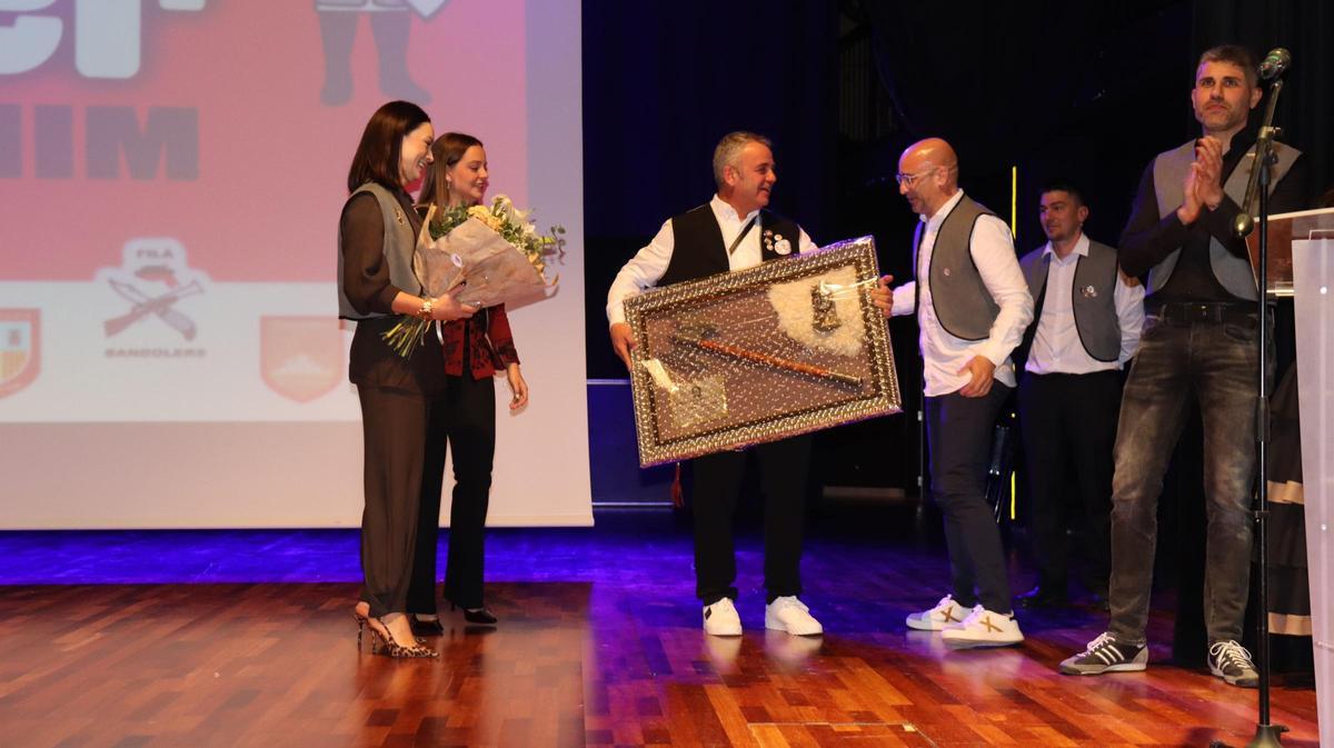 Momento de la entrega de la placa como capitán 2026 a Pascual Llario y su favorita, en el Mig Any de Benigànim.