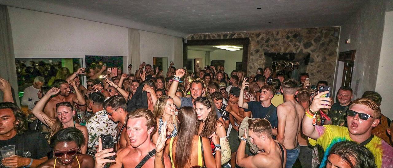 Una multitud en una fiesta en una villa en verano de 2018, antes de la pandemia.