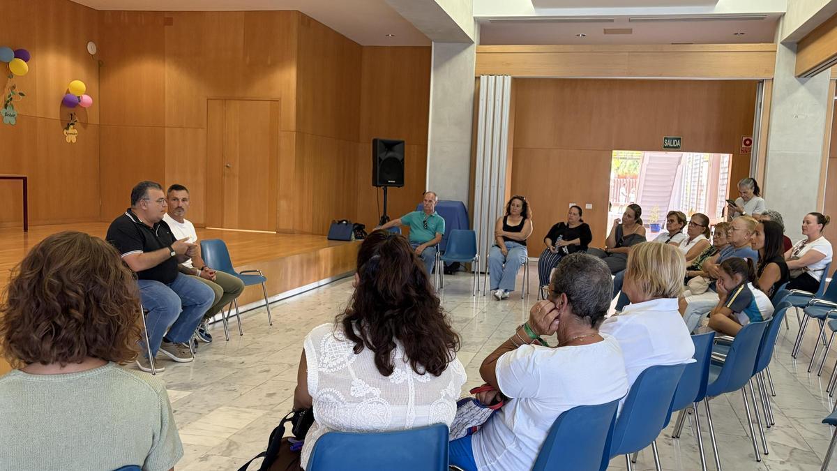 El presidente de la Federación Regional de Asociaciones de Folklore y Tradiciones Canarias, Alberto Benítez y el concejal de Participación Ciudadana, Ruymán Cardoso, durante la reunión celebrada con los representantes de las asociaciones de vecinos del municipio.