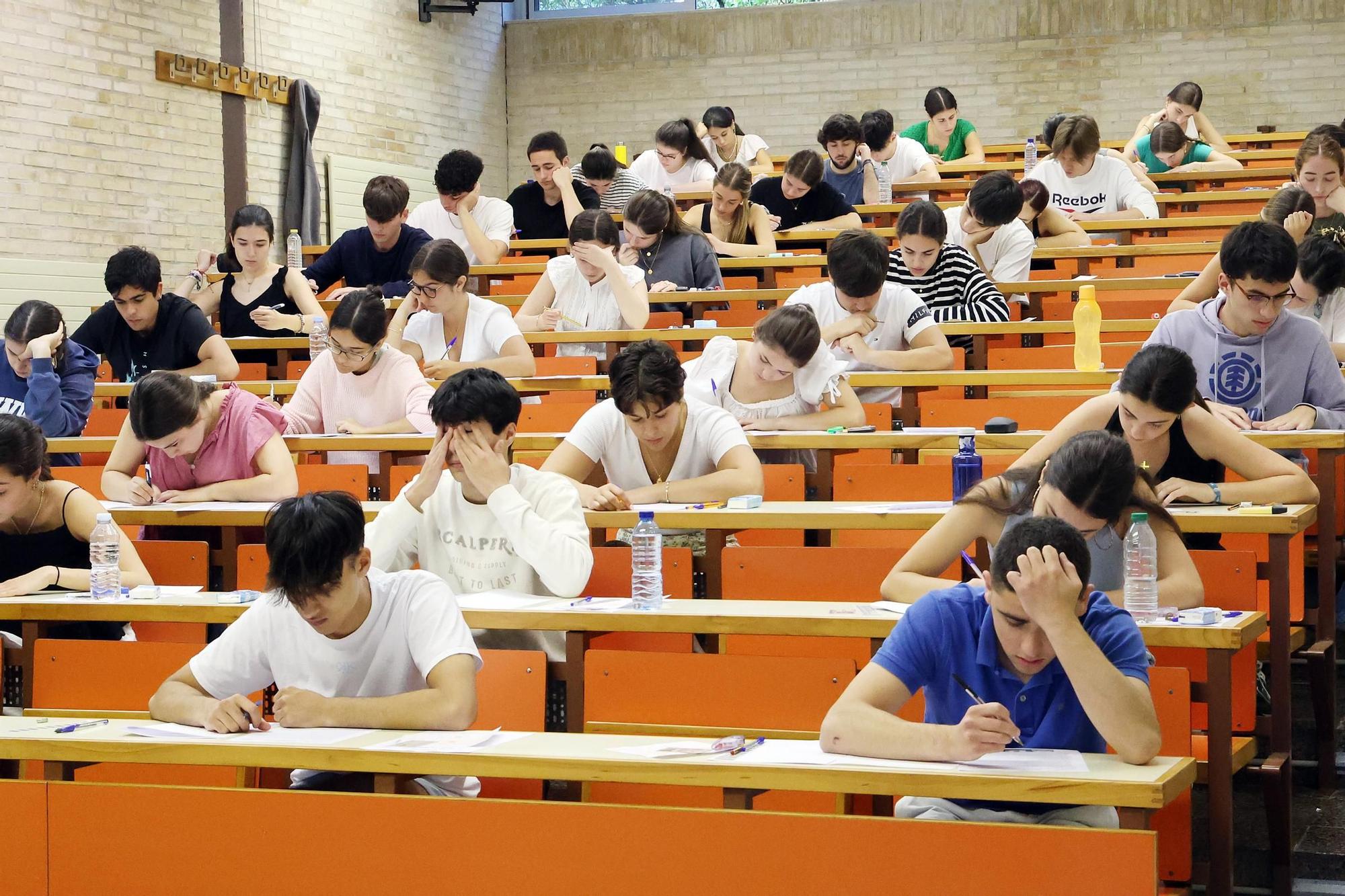 Alumnado en el examen de la ABAU