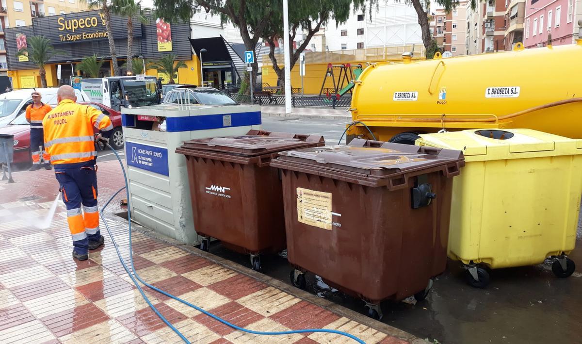 Brigada de limpieza viaria en las calles de Puçol.
