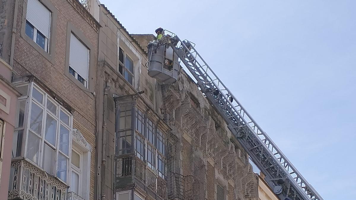 Bomberos saneando la fachada