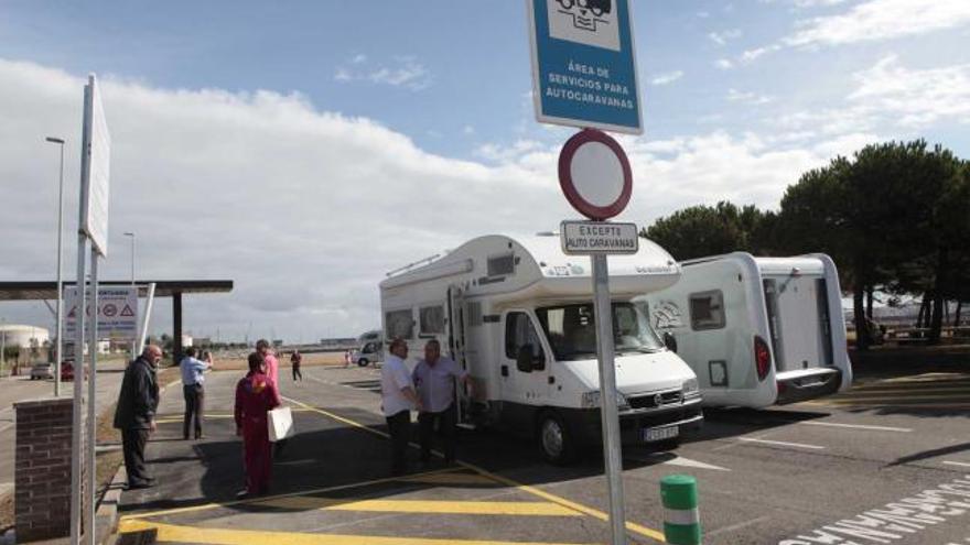 Un par de autocaravanas, en la nueva área de servicios de El Arbeyal.