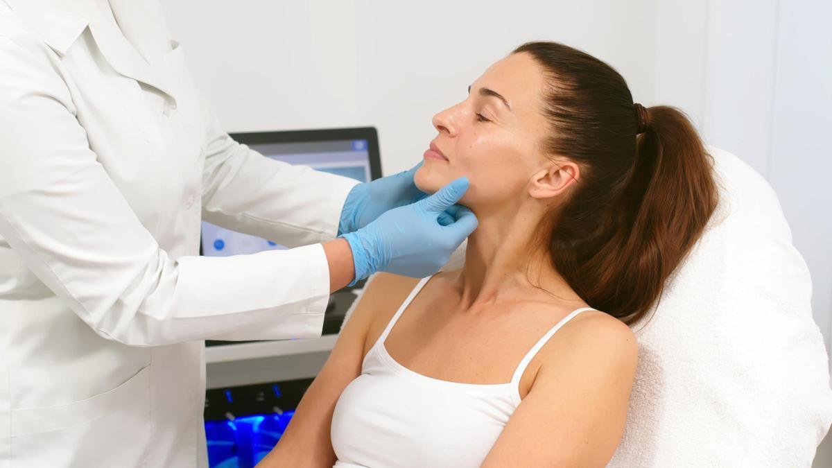 Mujer recibe recomendaciones de esperto en medicina estética Mujer recibe recomendaciones de esperto en medicina estética