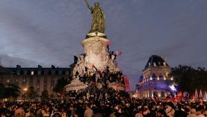 Concentración de personas en la plaza de la República de París.