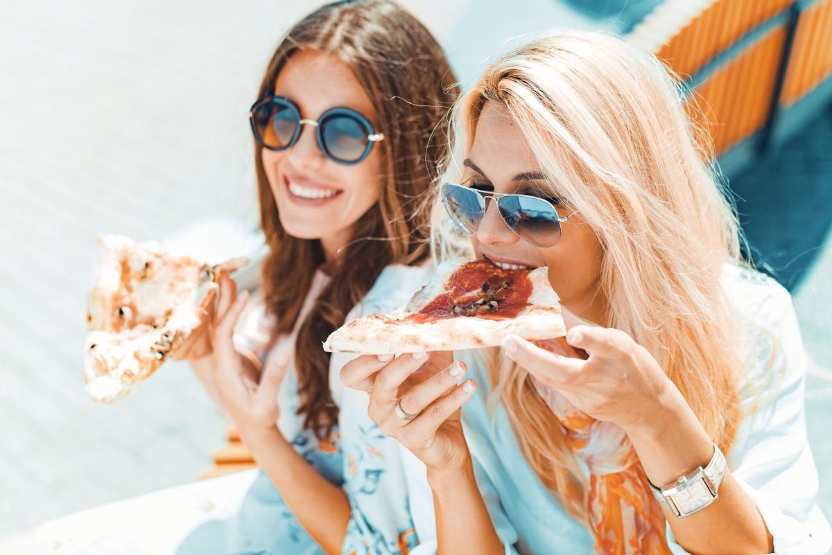 Chicas comiendo pizza