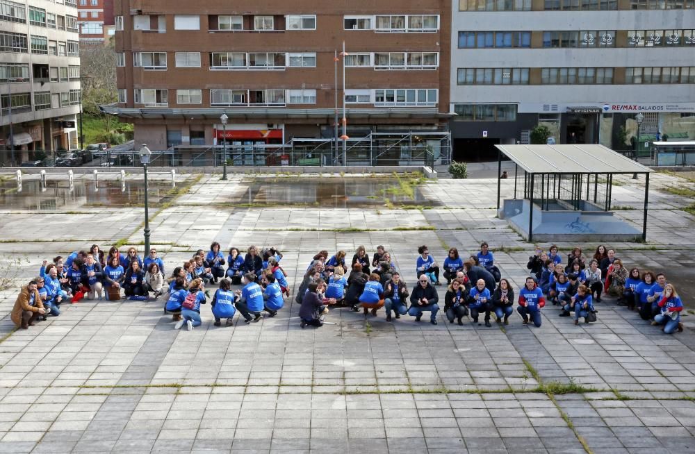 Los funcionarios conformaron una cadena humana en los juzgados de Vigo // Marta G. Brea