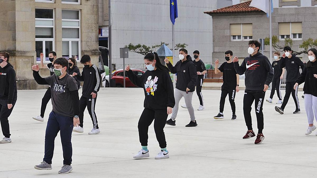 Alumnado del instituto durante la sesión de Educación Física 
celebrada en la Praza da Constitución.  | // BERNABÉ/JAVIER LALÍN